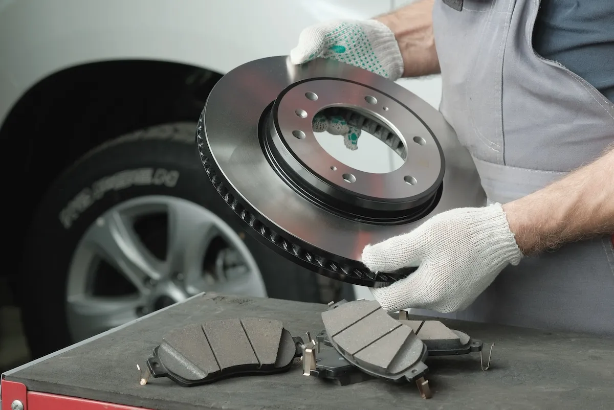 Heavy-duty drum brake assembly with shoe, wheel cylinder and hub